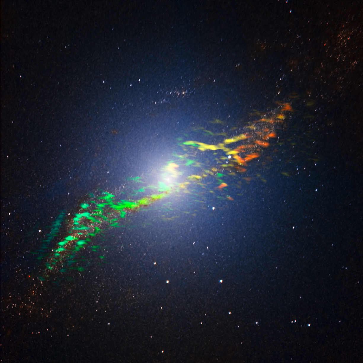 European Telescope Pierces Into Heart of Massive Galaxy